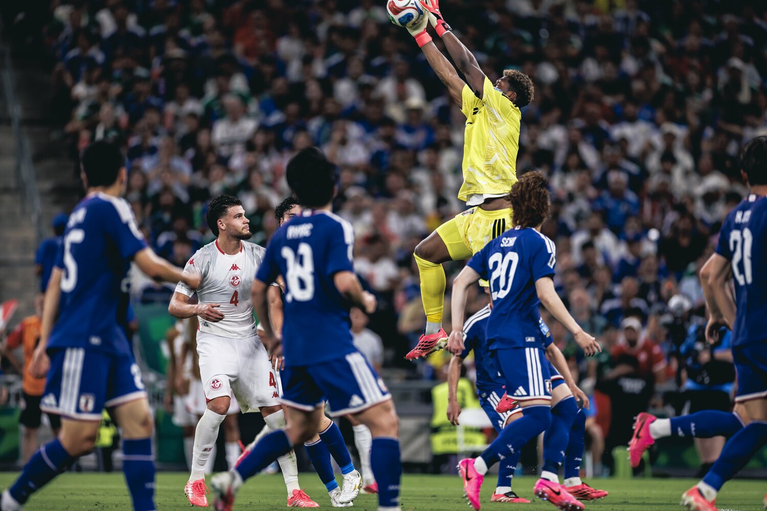 「ナイス、ナイス、ナイス、ナイス、ナイス。彩艶さんですね」スウェーデン戦のMVP・鈴木彩艶 ©Kiichi Matsumoto／JMPA