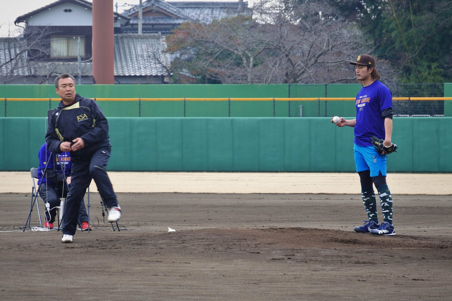 １月の自主トレーニング中に鴻江寿治さん（左）から指導を受ける今井（撮影は2023年）　©JIJI PRESS