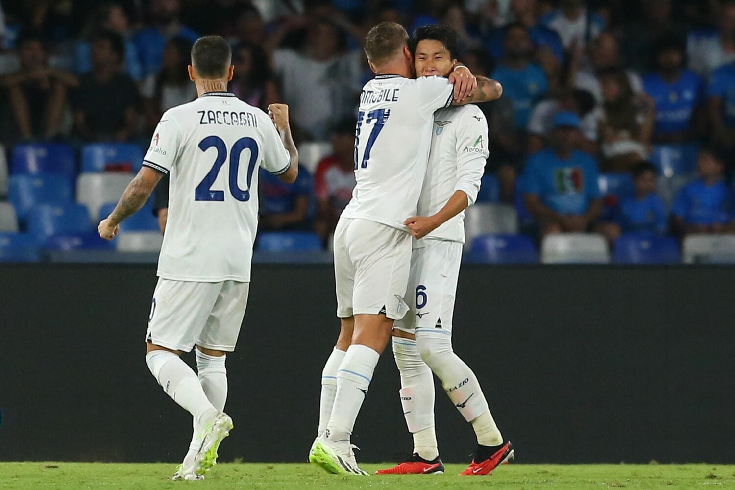 鎌田の初ゴール時、主将インモービレが熱烈ハグ　©AFP/JIJI PRESS