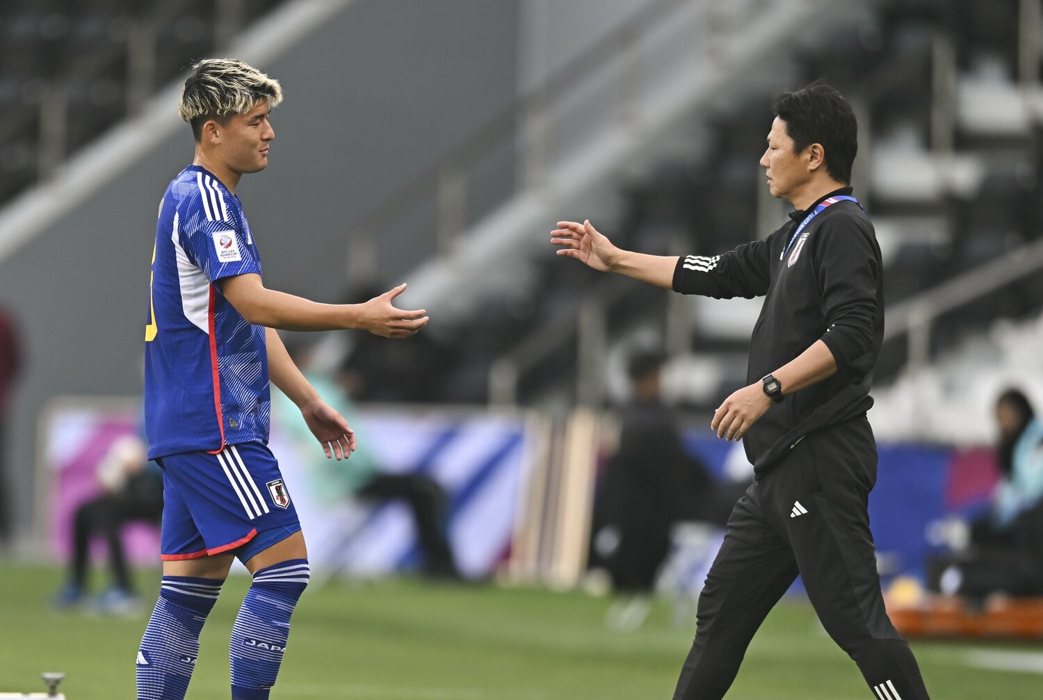 悔しそうな表情でピッチを後にした西尾　©Getty Images