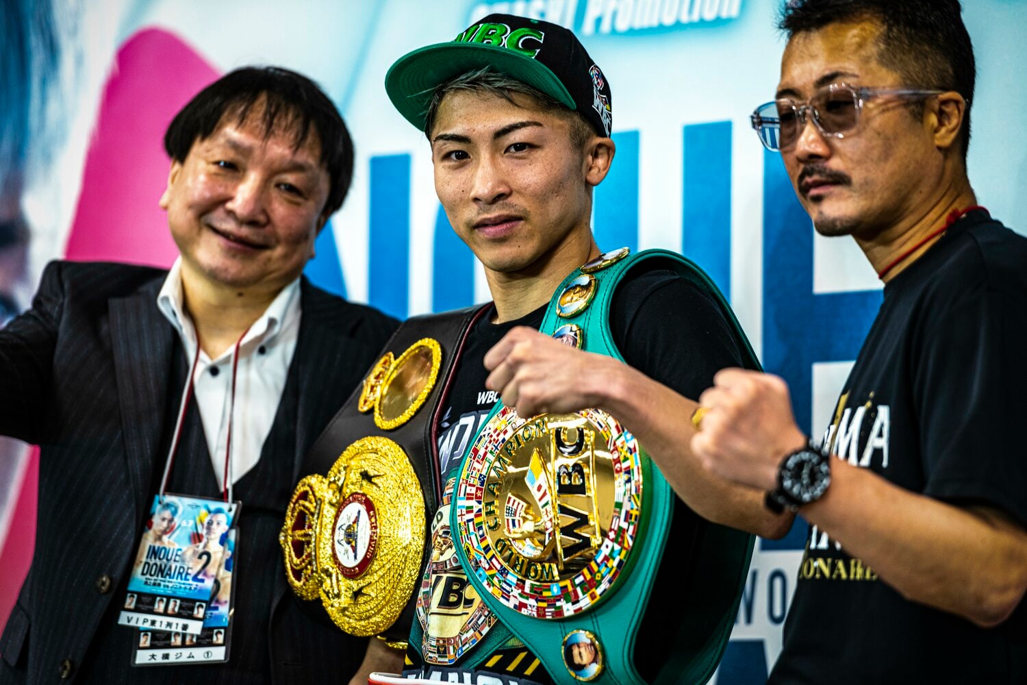 大橋秀行会長、井上真吾トレーナーと試合後の会見に出席。前回対戦とは異なり、井上尚弥の顔には傷ひとつなかった ©Takuya Sugiyama