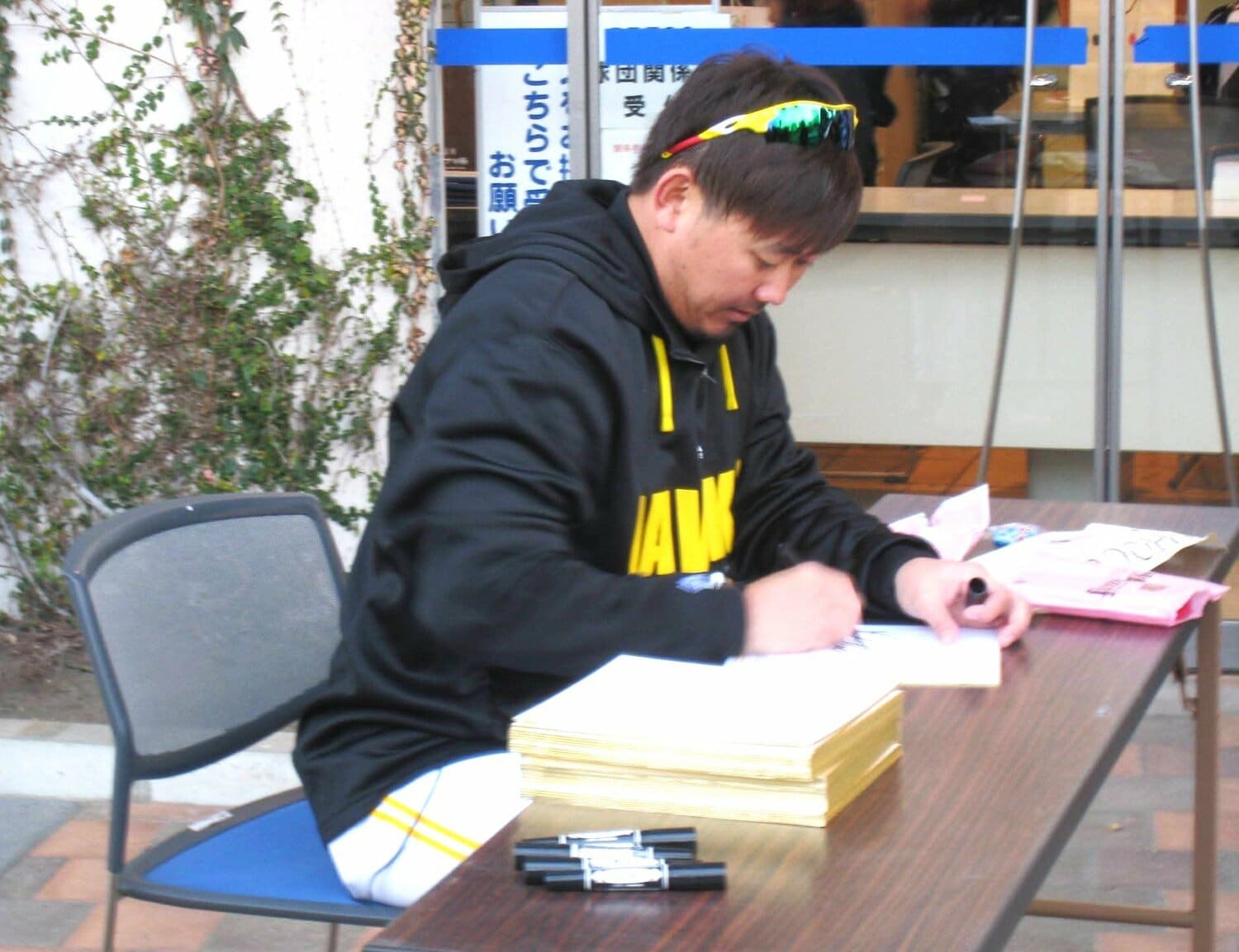 ソフトバンク時代、キャンプでのサイン会に参加する松坂 ©Masanori Kise