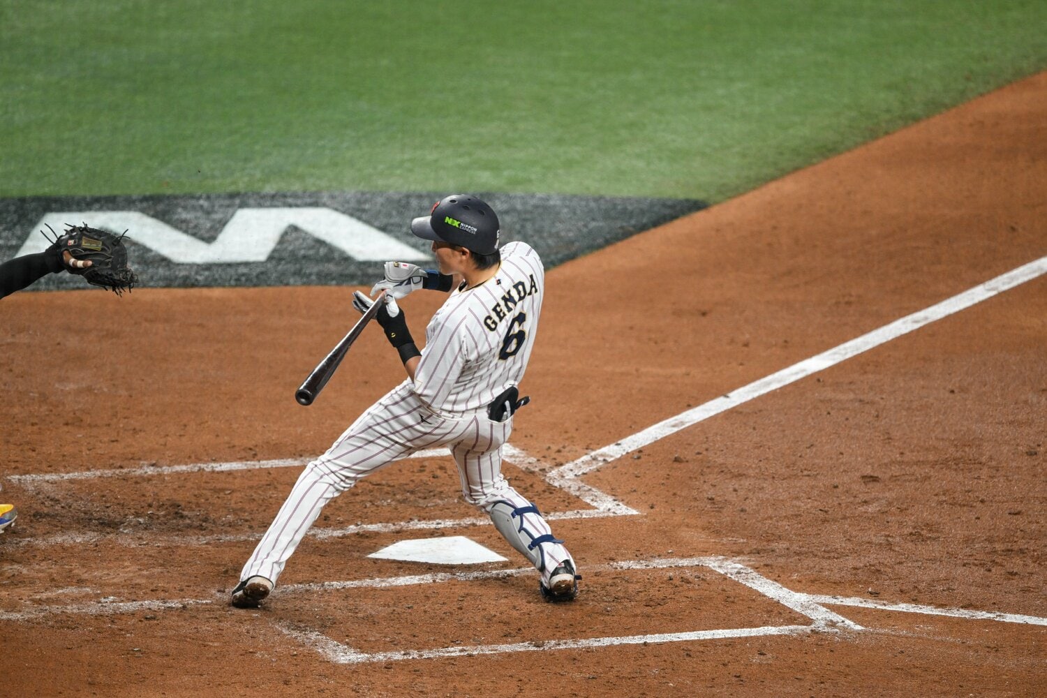 ベネズエラ戦3回、しぶとく四球を選ぶ源田。その後、佐藤輝明のタイムリーで同点のホームを踏む　©Nanae Suzuki