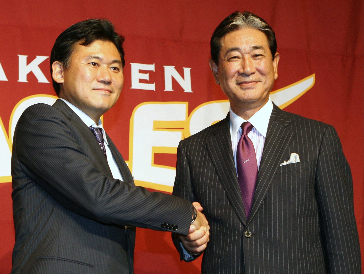 2010年、監督就任記者会見。三木谷オーナーと握手する星野仙一監督。2014年まで4年間、監督を務めた　©JIJI PRESS