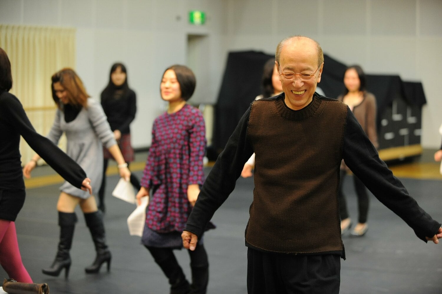 演技指導をする蜷川　©Takashi Shimizu