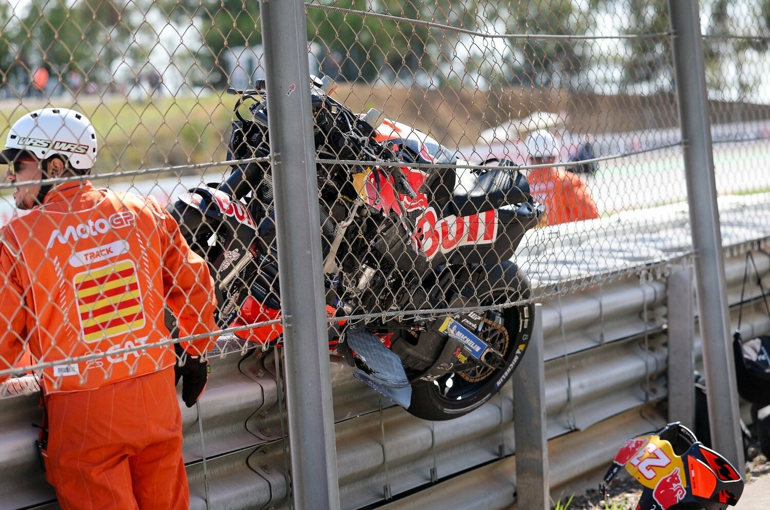 遠藤記者、危機一髪！…コースサイドで遭遇したMotoGPマシンの激しい転倒と、近年大事故が増えた理由＜Number Web＞ photograph by Satoshi Endo