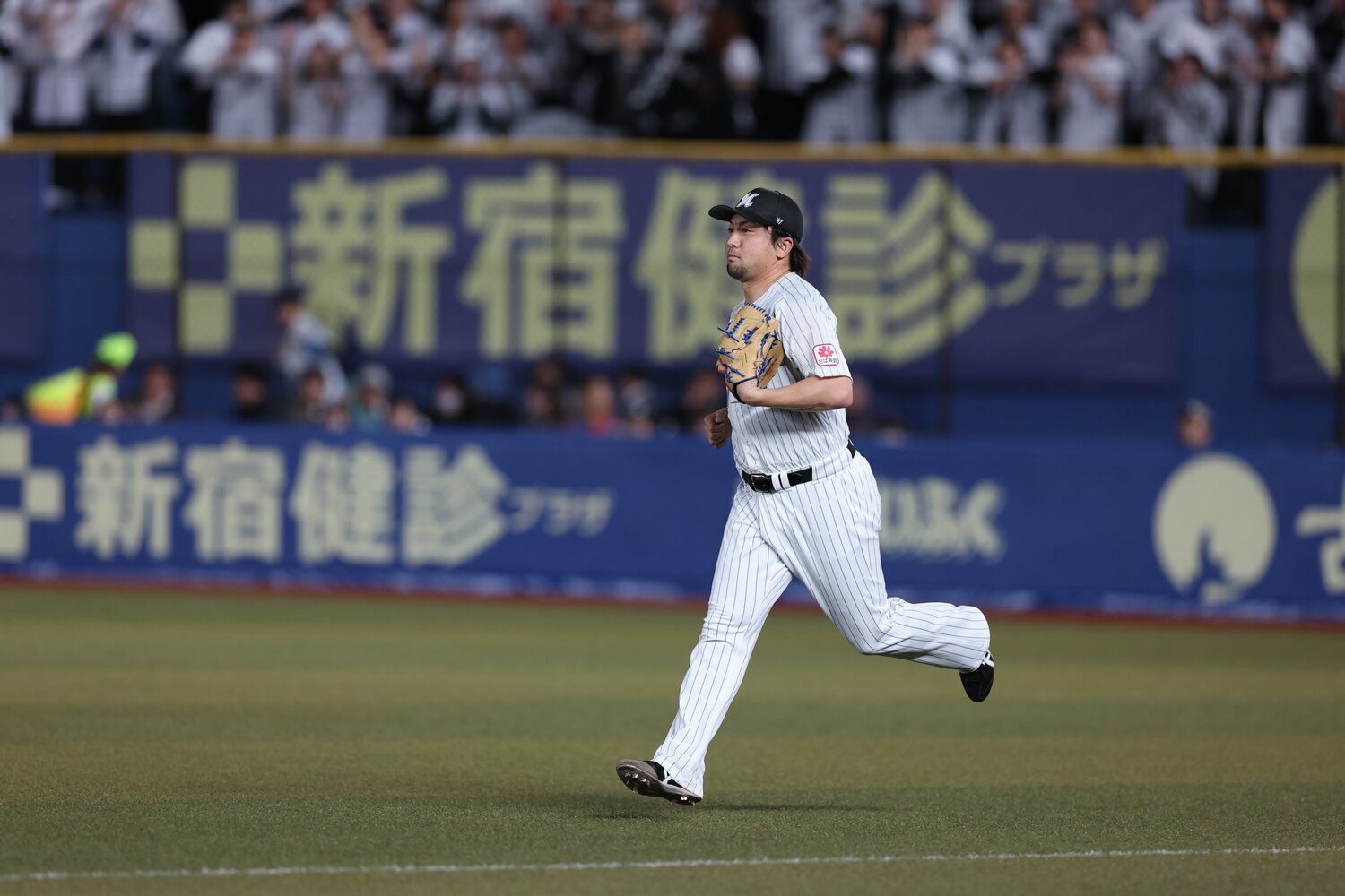 毅然とマウンドに向かう澤村　©︎Chiba Lotte Marines