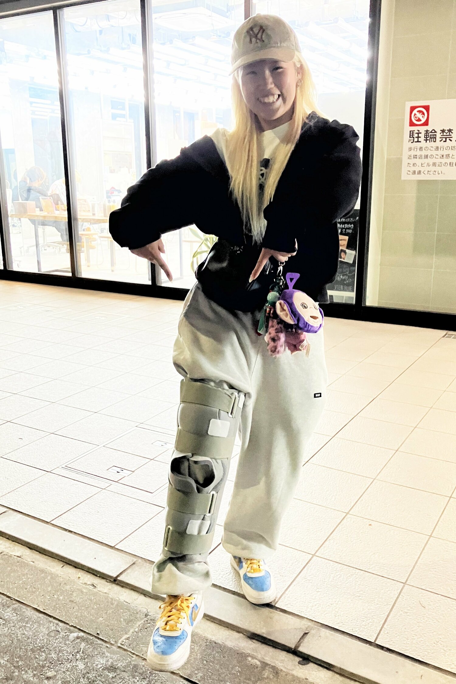 ケガから3日目、ギプスを付けていたがビクトリア弓月は明るかった。4月21日、東京 ©Essei Hara