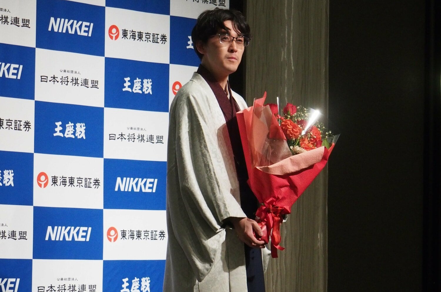 会見で花束をもらう伊藤 ©BUNGEISHUNJU