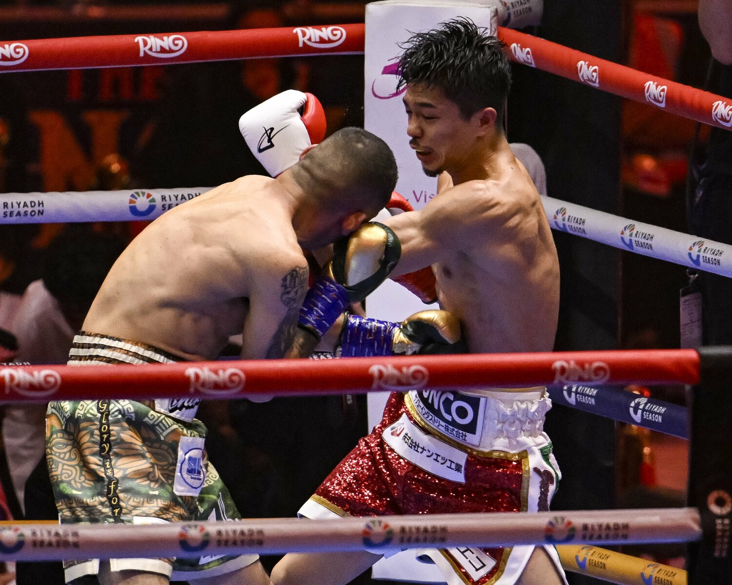 中谷潤人のパンチにもひるまず前に出るエルナンデス　©Hiroaki Finito Yamaguchi