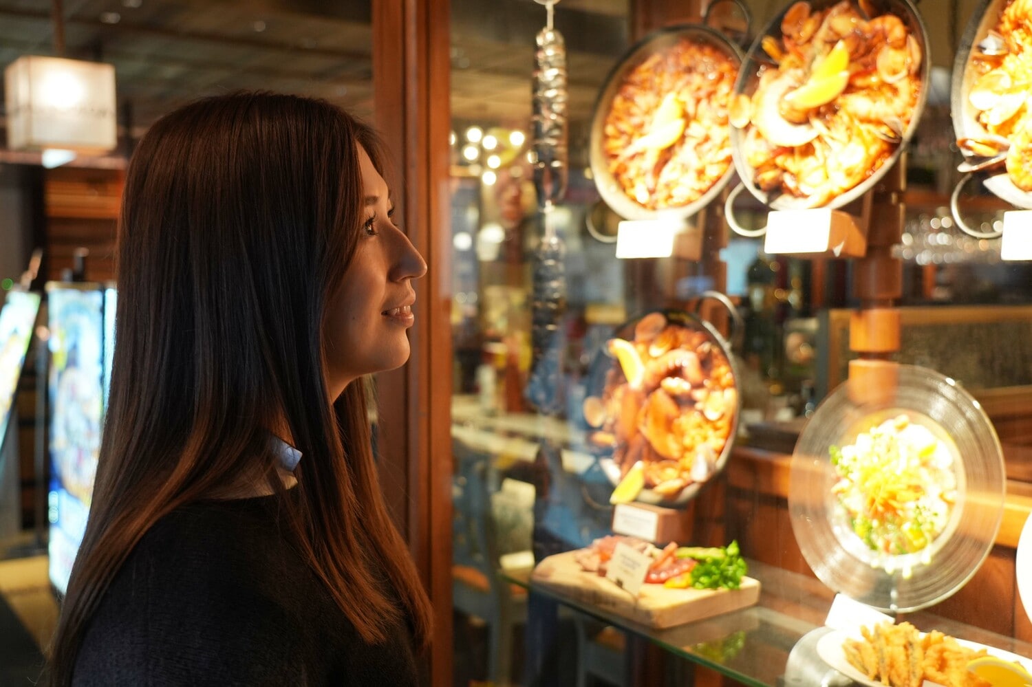 スペイン料理店の食品サンプルを見つめる ©Essei Hara