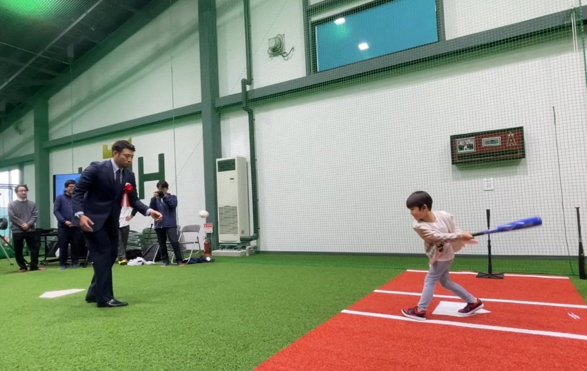 バッターボックスに立つ息子の嶺雄(れお)くんにボールを投げる菊池投手 ©︎Ayako Oikawa