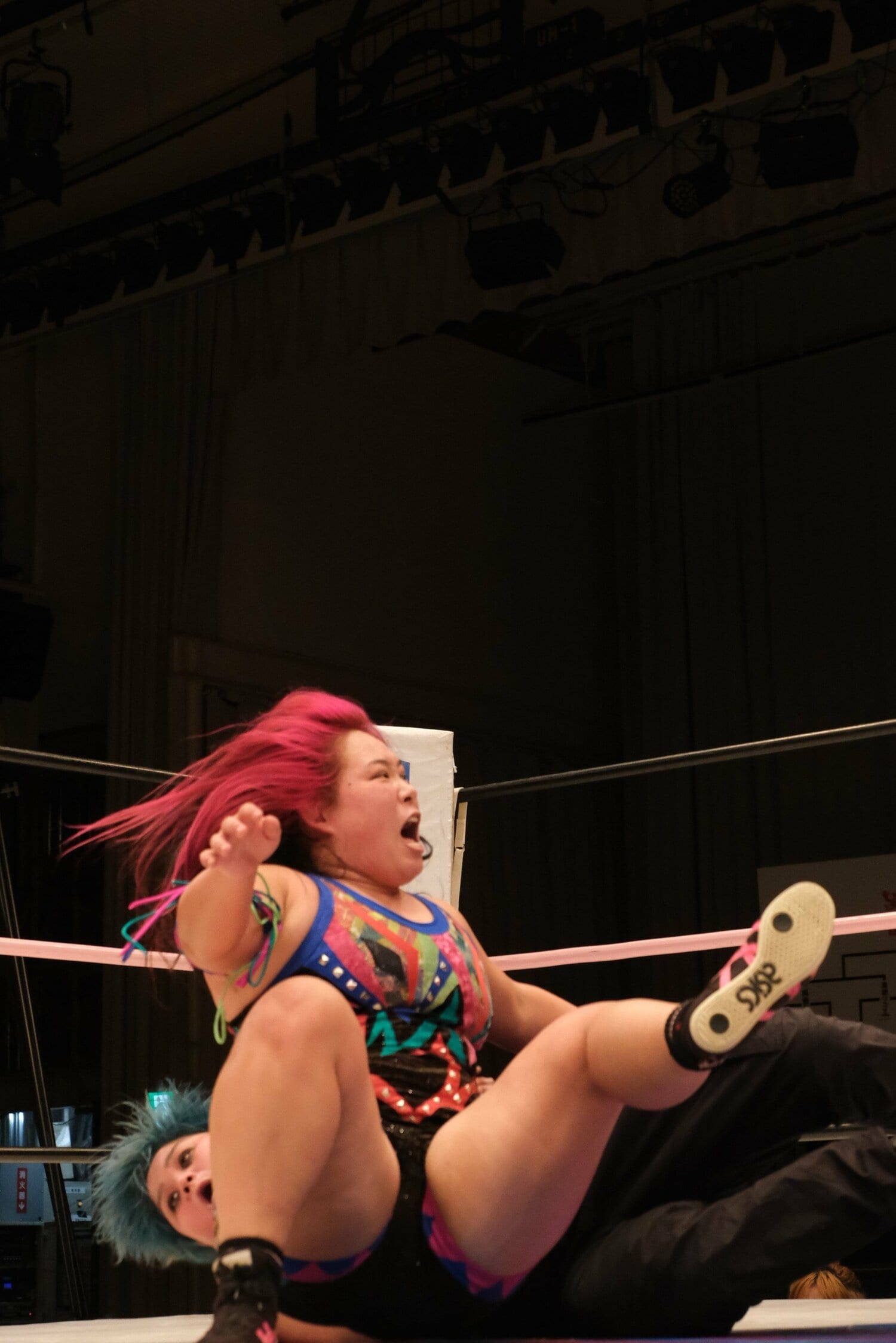 続けて橋本がサンセットフリップ。まさに“爆撃”級のフィニッシュだった