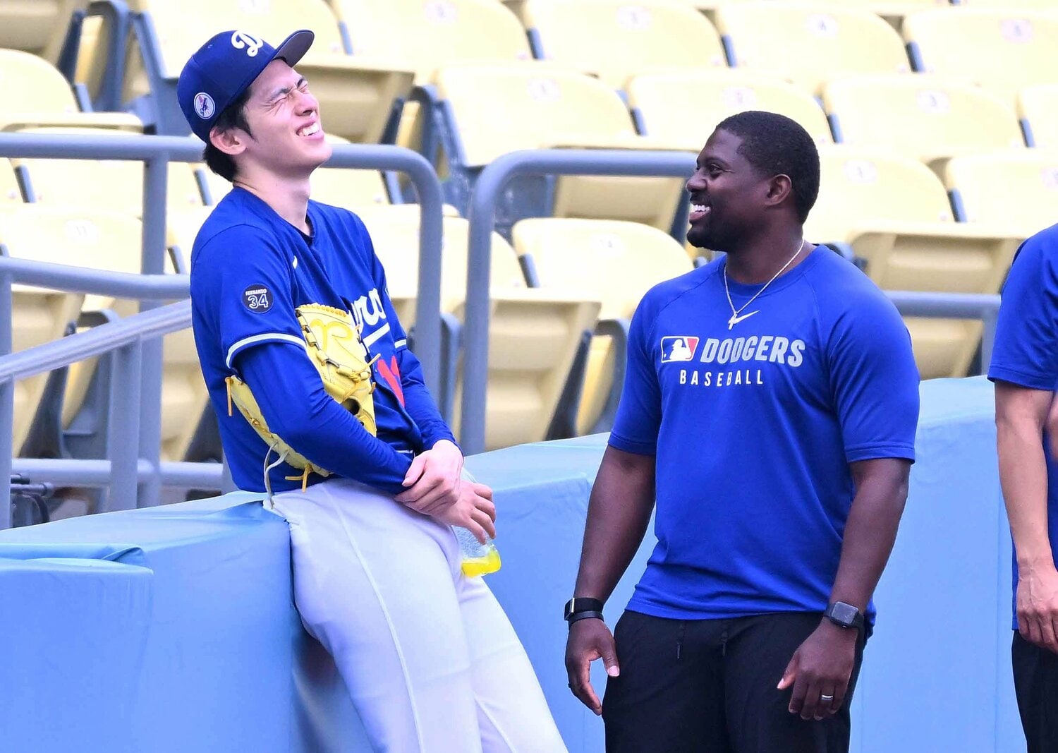 佐々木と復帰を支え続けたスミスコーチ（ストレングス＆コンディショニング担当）　©JIJI PRESS