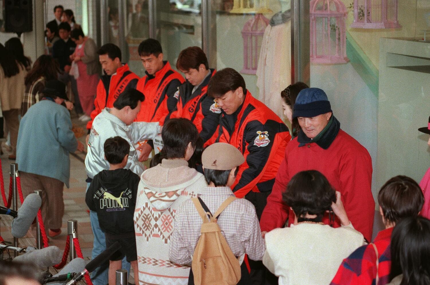 1995年1月に起きた阪神淡路大震災。シーズン前に募金活動を行う巨人の長嶋監督、松井秀喜ら。同年3月には地下鉄サリン事件が起きた ©JIJI PRESS