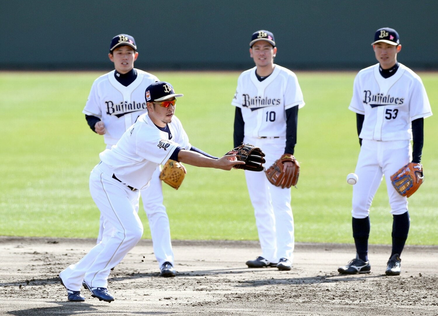 内野陣に加わって練習をするオリックス吉田雄人（一番右、2016年2月宮崎キャンプ）©︎Sankei Shimbun