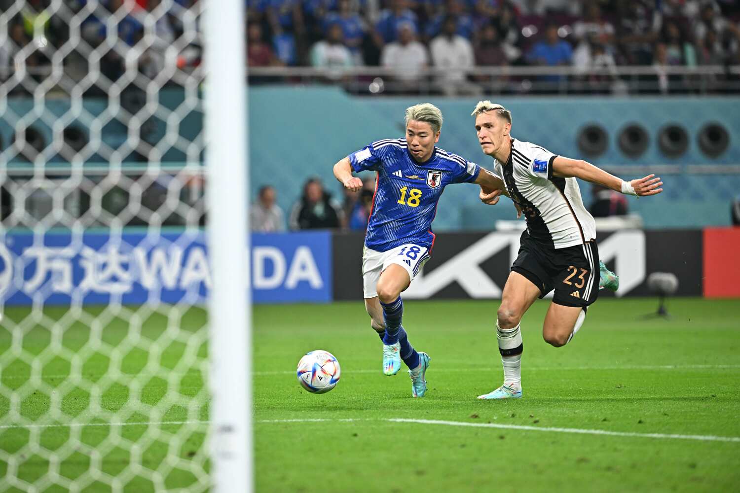 “神トラップ”からディフェンダーを振り切り、逆転弾を放った浅野　©Takuya Kaneko/JMPA