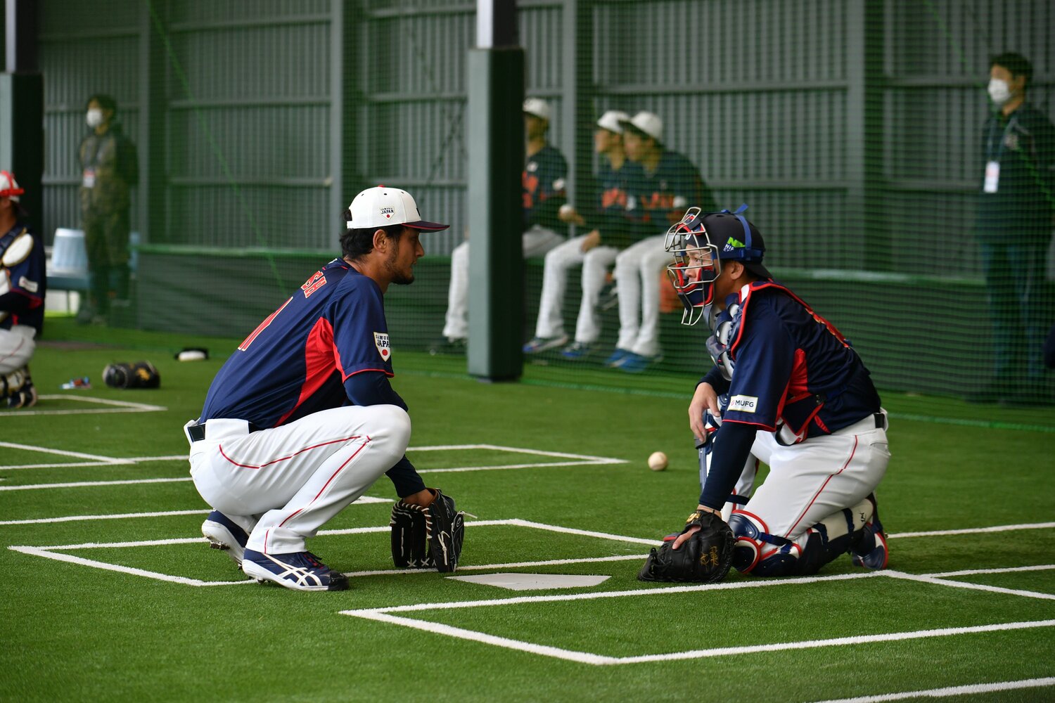 宮崎キャンプで甲斐拓也と話し込むダルビッシュ有　©Hideki Sugiyama