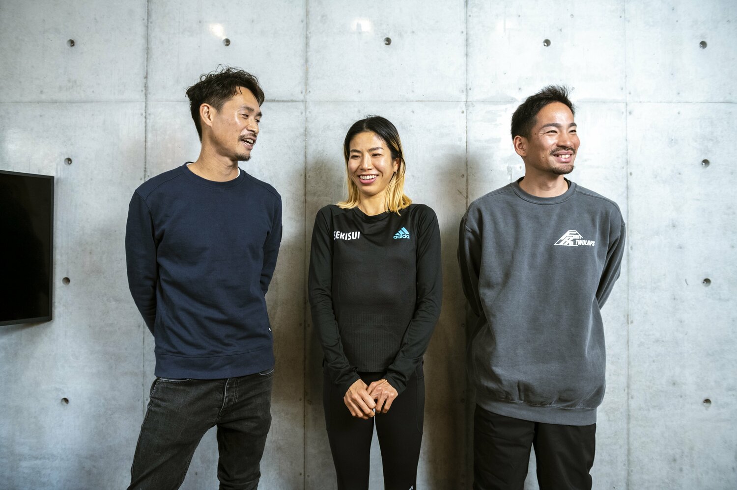 横田コーチ(左)、新田コーチらのサポートを受ける「責任感」が新谷を走らせる ©BUNGEISHUNJU