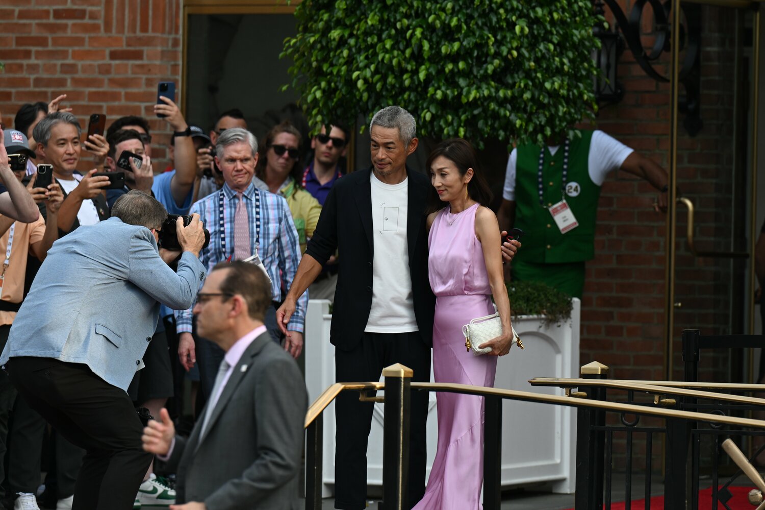 弓子夫人(右)と米野球殿堂入り式典に登場したイチロー ©Naoya Sanuki 【スワイプするとそのほかの秘蔵写真をご覧になれます】