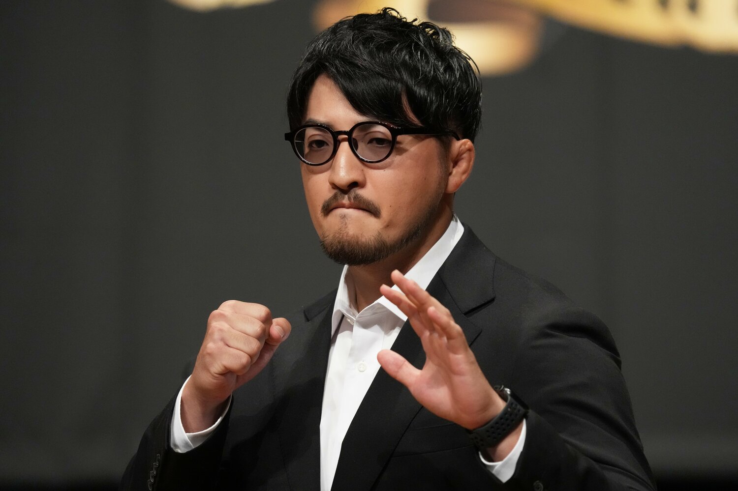 記者会見で静かに闘志を見せる成田蓮