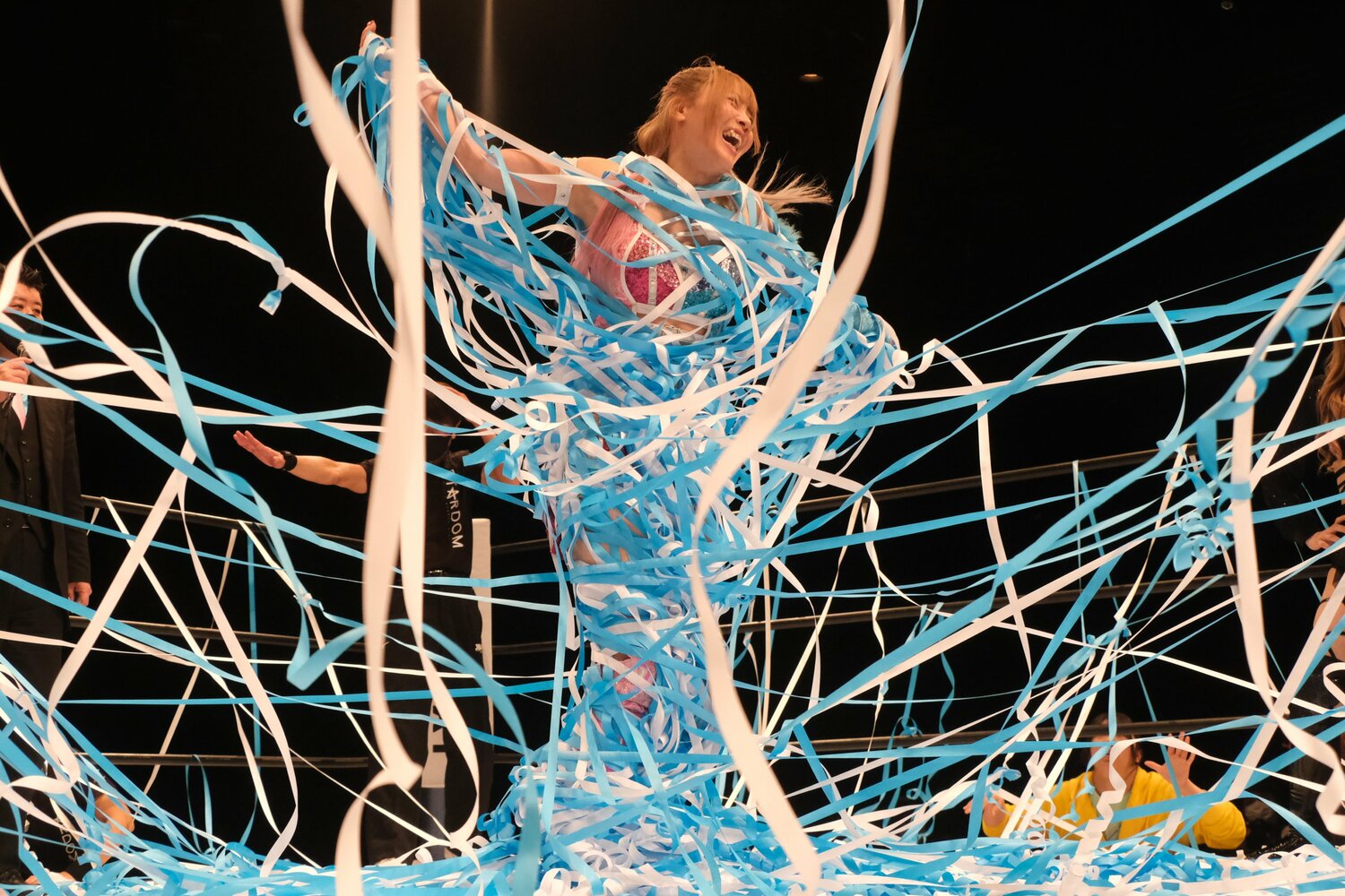 名前をコールされると、客席からの愛ある紙テープでグルグル巻きに