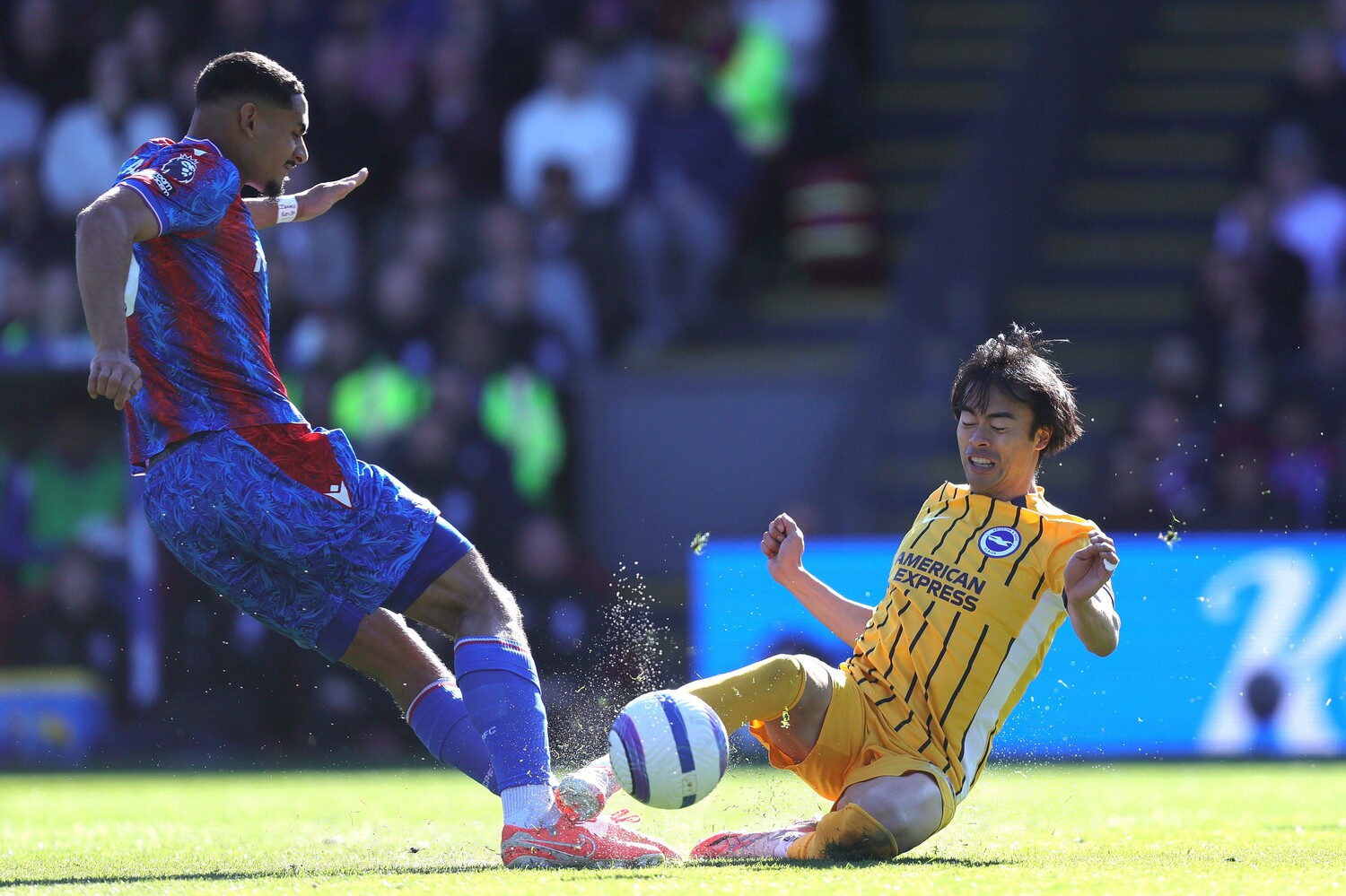 5日のクリスタルパレス戦、三笘薫がケガをしたシーン。パレスDFラクロワの右足と三笘の右足が激しく衝突した　©Getty Images