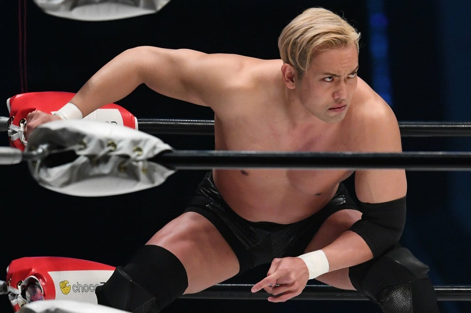 鬼の形相で清宮海斗を睨みつけるオカダ・カズチカ