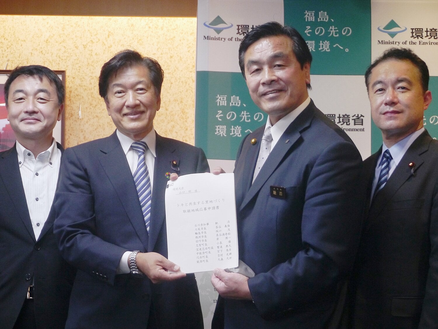 トキ放鳥候補地に応募するということで、柔和な笑顔を見せる最近の馳浩石川県知事　©JIJI PRESS