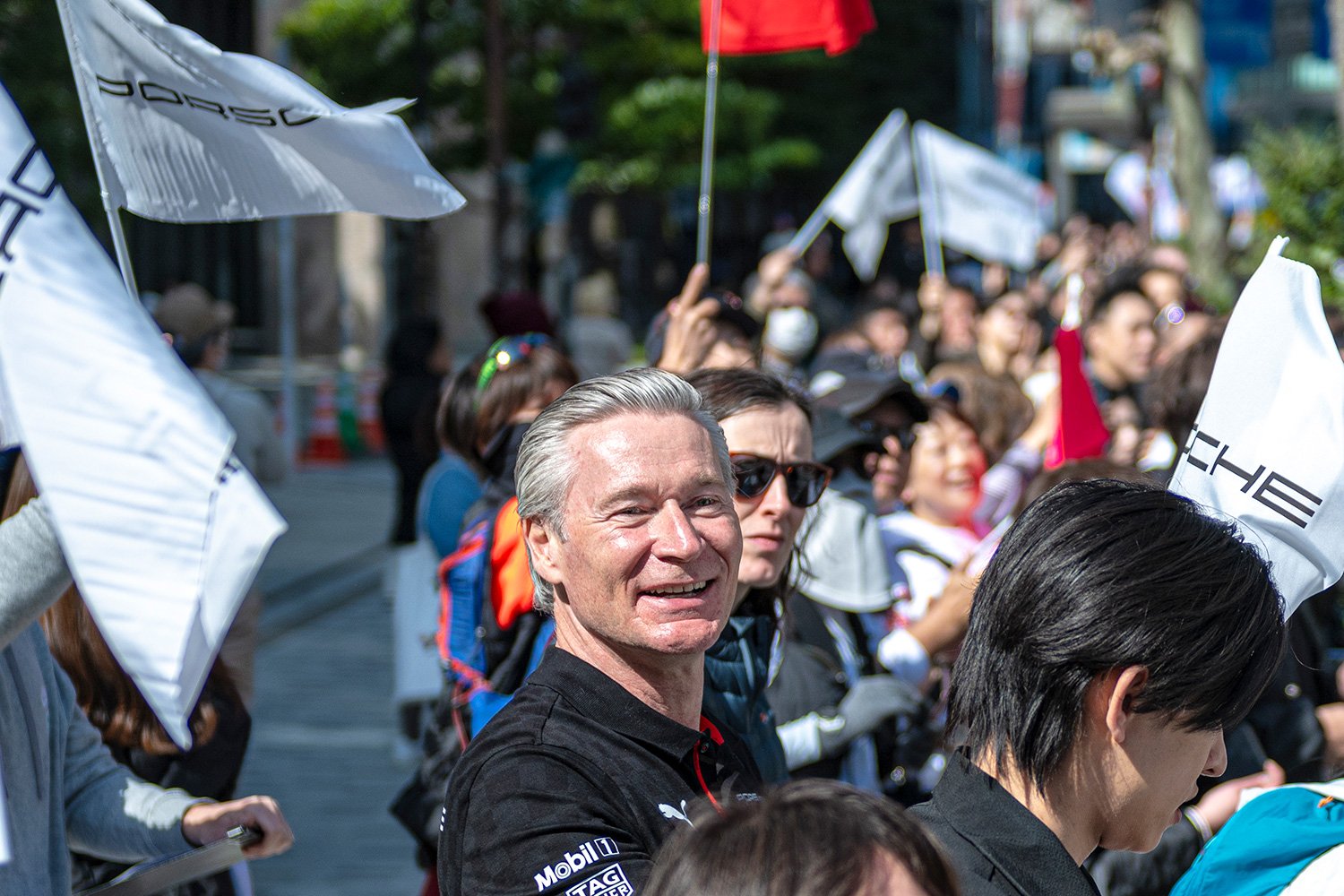 東京マラソン2026当日は「ポルシェスタジオ日本橋」前からランナーに声援を送ったブッシュマン社長　©東京マラソン財団