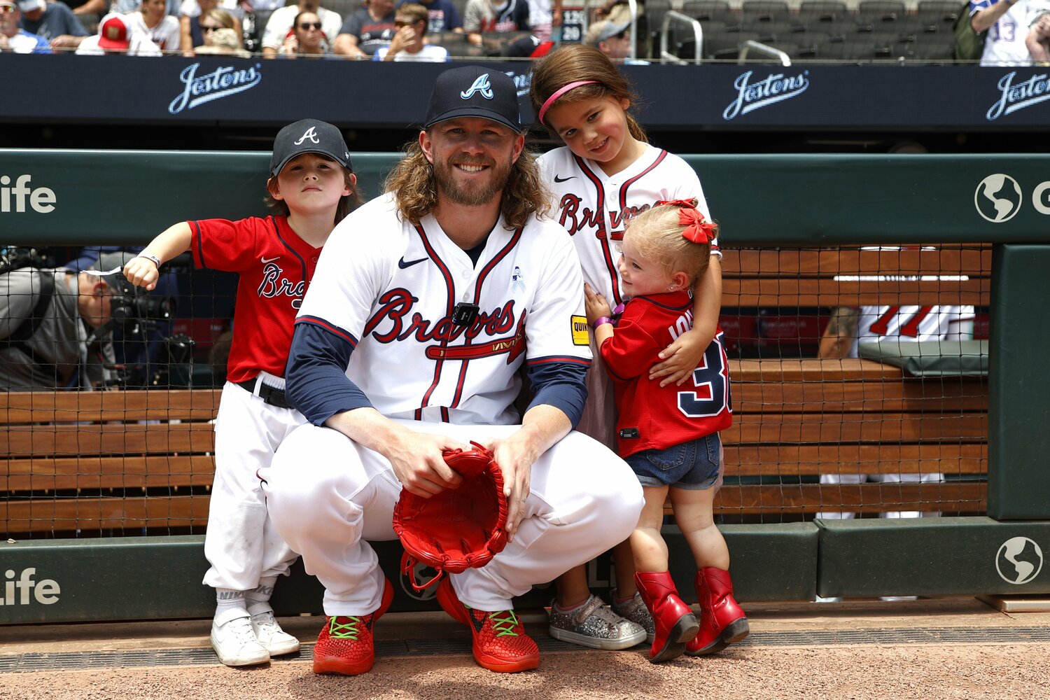 現在はブレーブスで活躍するピアース・ジョンソンと子供たち　©Getty Images