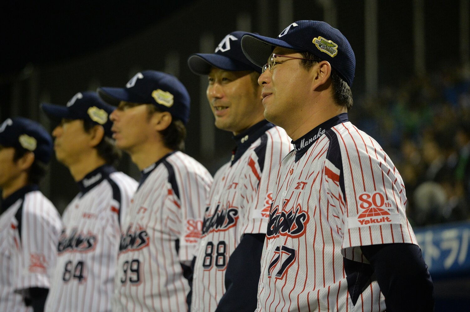 （右から）真中監督と参謀役だった三木肇ヘッドコーチ、高津臣吾投手コーチ。現在では３人とも監督経験者になった　©Hideki Sugiyama