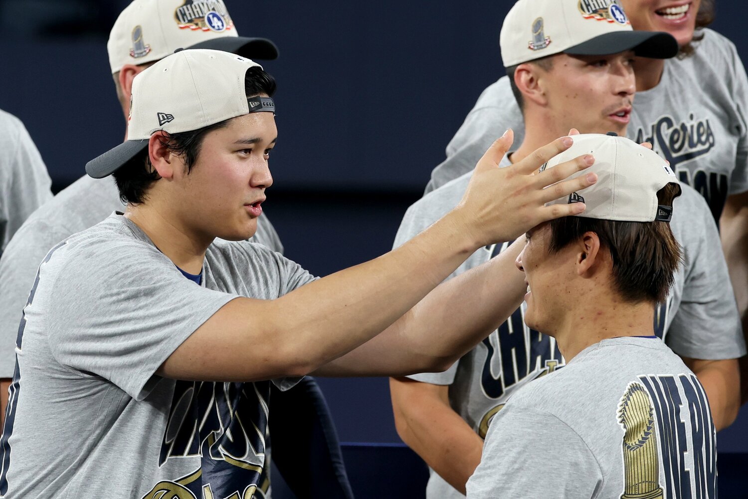 優勝セレモニーで大谷翔平に帽子を被らせてもらう山本　©Getty Images