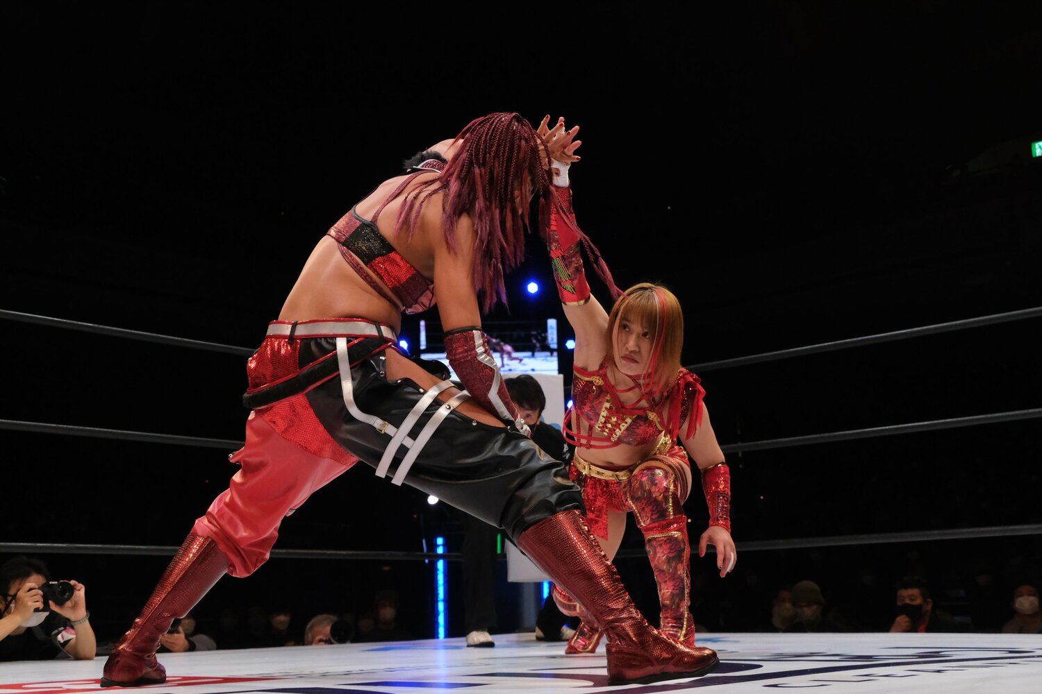 両国2連戦初戦、ジュリアと組み合った朱里