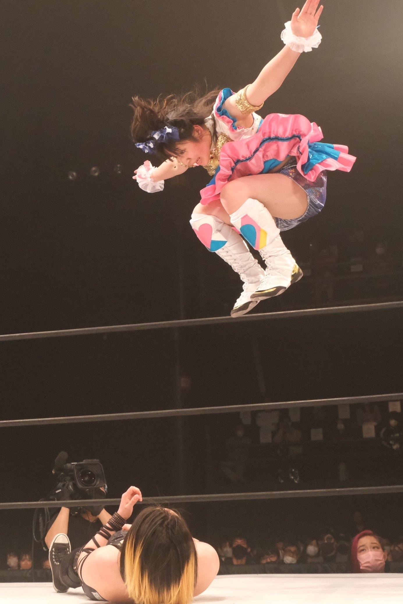 DASH・チサコとの“再デビュー戦”では、ダイビングフットスタンプ3連発など見せ場も作った