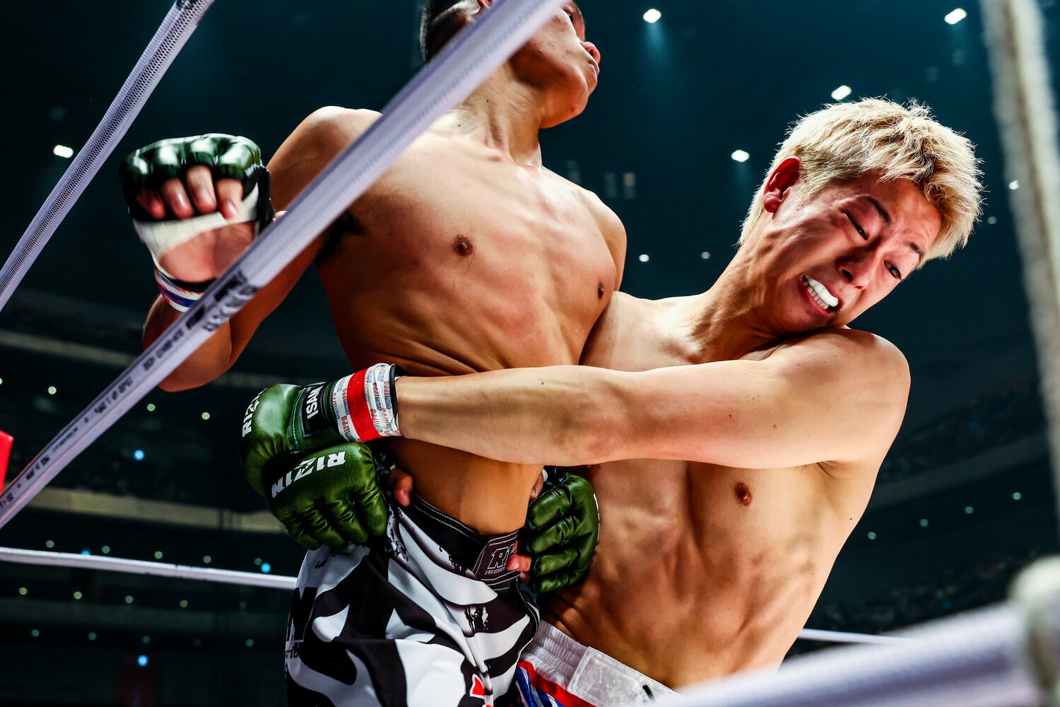 ブンチュアイを投げる三浦。ここから腕十字に持ち込んだ　©RIZIN FF Susumu Nagao