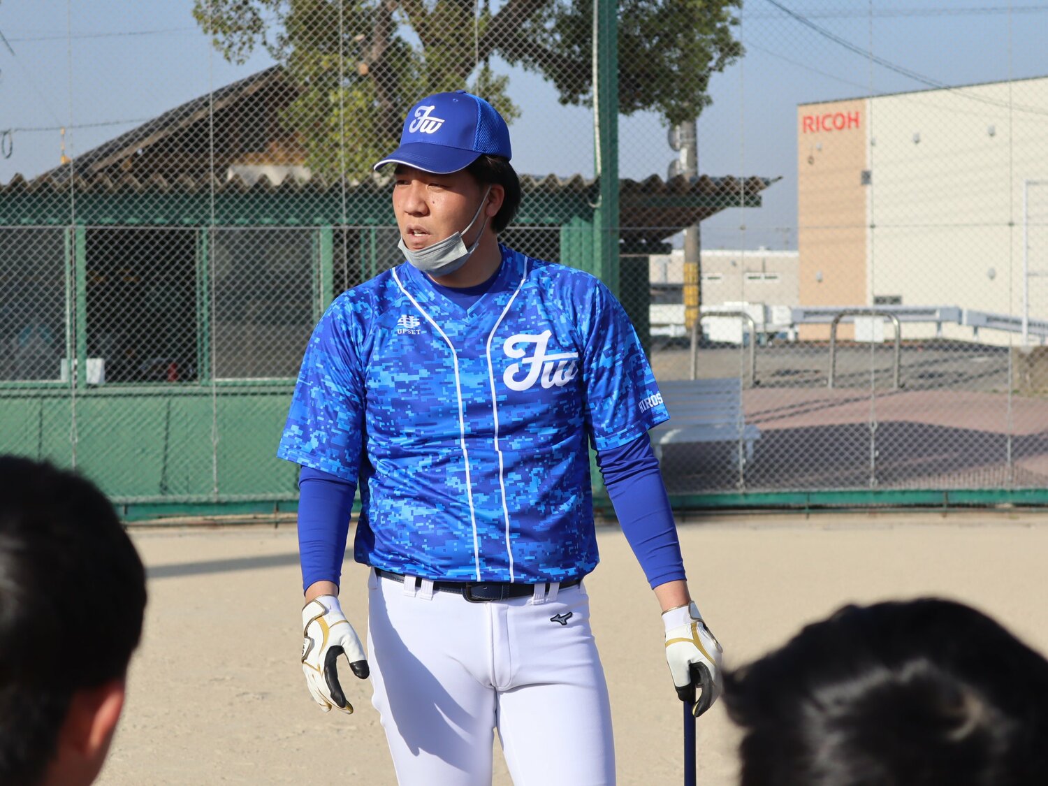 子供たちに指導する白根　©Kou Hiroo