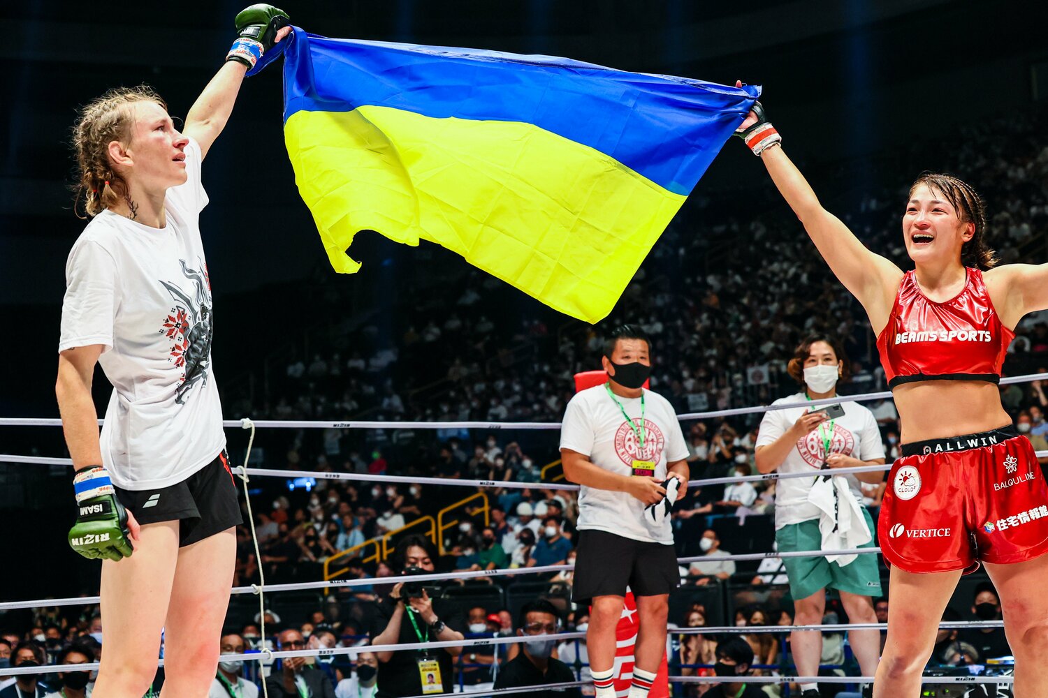 試合後、ウクライナ国旗を掲げた2人 ©RIZIN FF Susumu Nagao