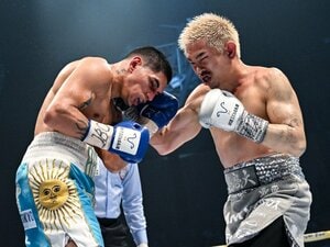 井岡一翔36歳の左フックでマルティネスが崩れ落ち…“ダウンを奪って敗れた”直後の本音「引退しますと言える感情ではない」現地で見た“意外な表情”