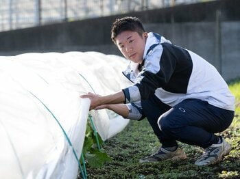 東農大名物“大根踊り”、今年の大根は学生の“手作り”だった！ 応援団長が明かす、土作りから大手町に届くまで…「見に来ますか？」記者は畑へ向かった＜Number Web＞ photograph by Nanae Suzuki