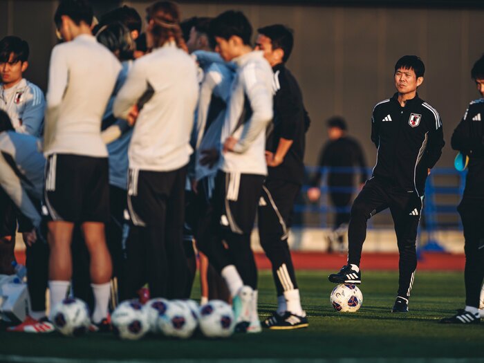 「代表海外組の帰国はチャーター便で」「日本でも欧州時間で活動」W杯最終予選最速突破への“徹底準備”の内実をバックアップ責任者に聞く！＜Number Web＞ photograph by Kiichi Matsumoto