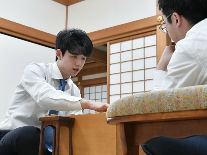藤井聡太タイトル挑戦へ超異例日程。渡辺明棋聖「可能性は5割以上……」＜Number Web＞ photograph by Kyodo News