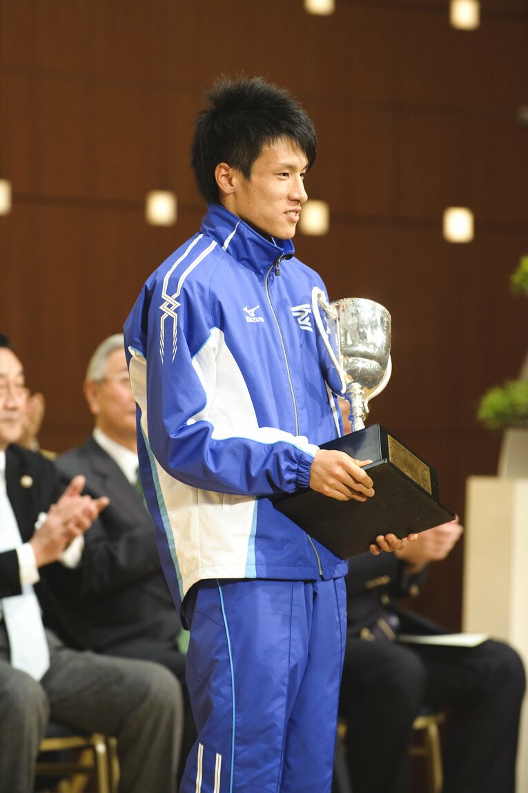 大学2年時の箱根駅伝では花の2区で20位→3位の17人抜きを達成。区間賞＆大会MVPにも輝いた　©BUNGEISHUNJU