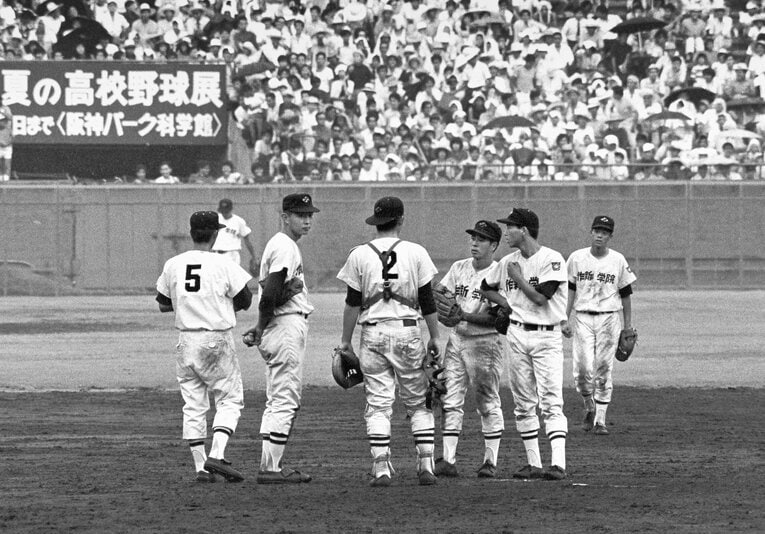 作新学院－銚子商、再三のピンチに江川卓投手（左から２人目）を励ます作新学院ナイン　©︎JIJI PRESS