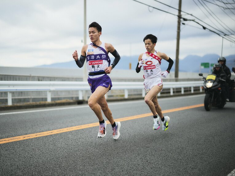 序盤は並走するシーンもあった高校の後輩でもある中大の岡田開成もすぐに突き放した　©Yuki Suenaga