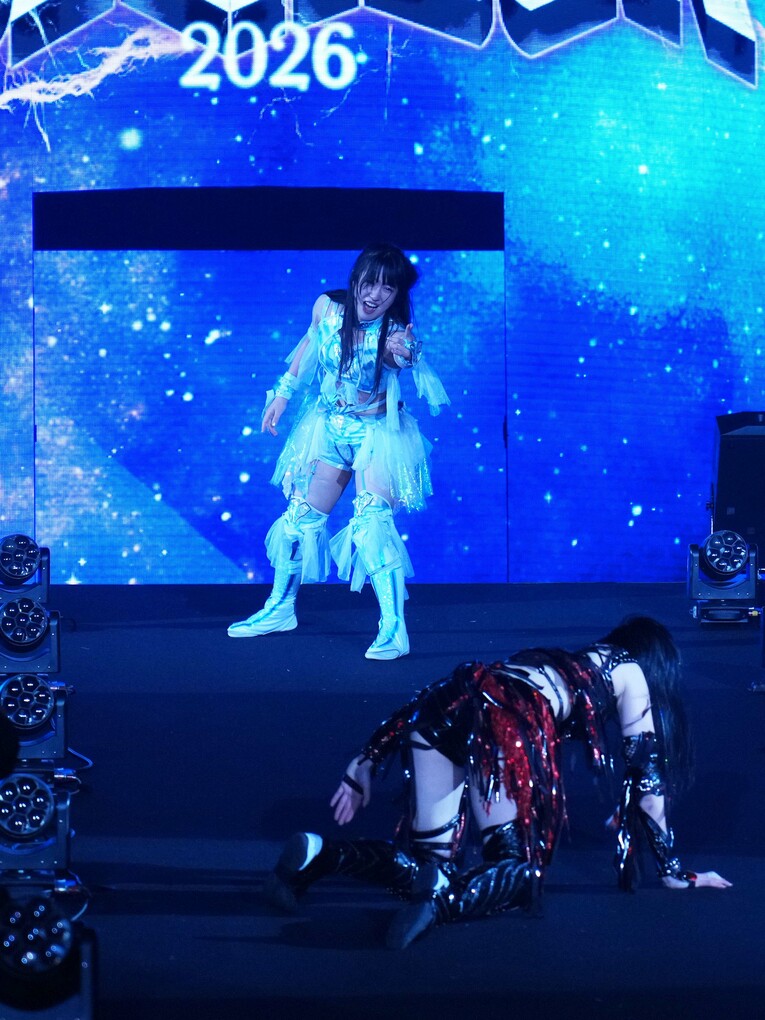 上谷沙弥を狙う玖麗さやか　©Essei Hara