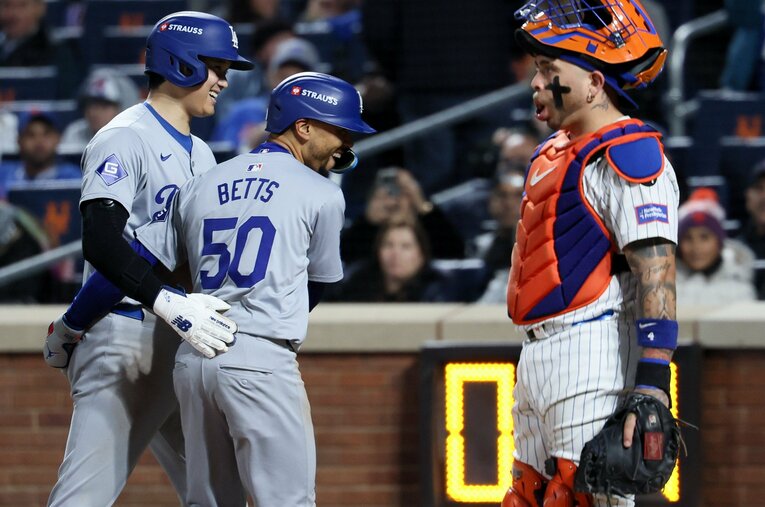 ベッツの2ラン後、大谷と喜び合う。なお相手捕手はボウ然　©Getty Images