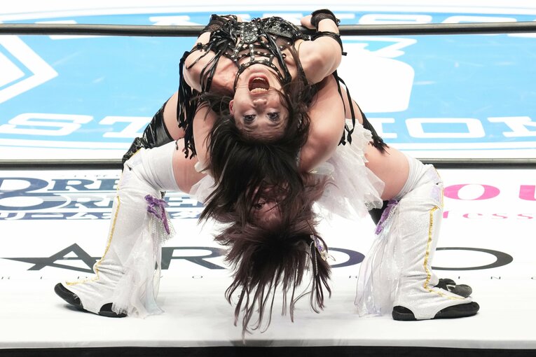 エプロンから場外にジャーマンスープレックスを放とうとする中野たむ　©Masashi Hara