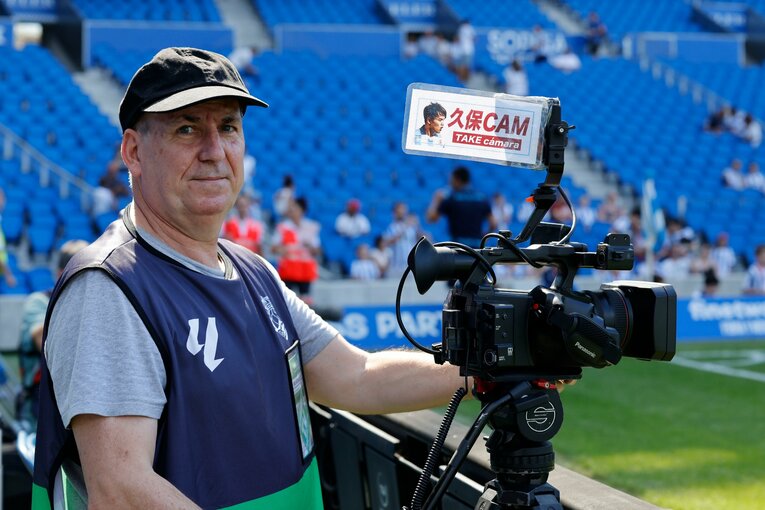 日本の番組用に久保だけを追いかけるんだという現地カメラマン