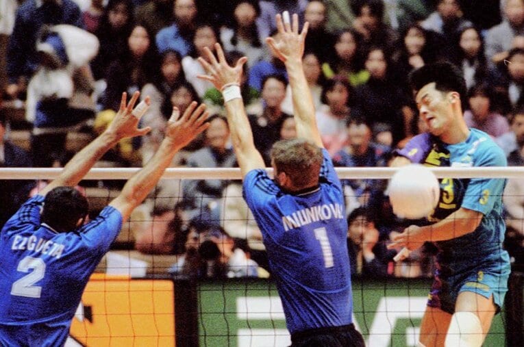 1995年ワールドカップでアタックを決める中垣内祐一（前・男子代表監督）。大会サポーターにV6を起用することで、バレーボールへの関心を高めた ／ photograph by KYODO